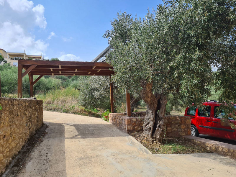 Vacation home PYRGOS 1869 - Yard and parking spaces